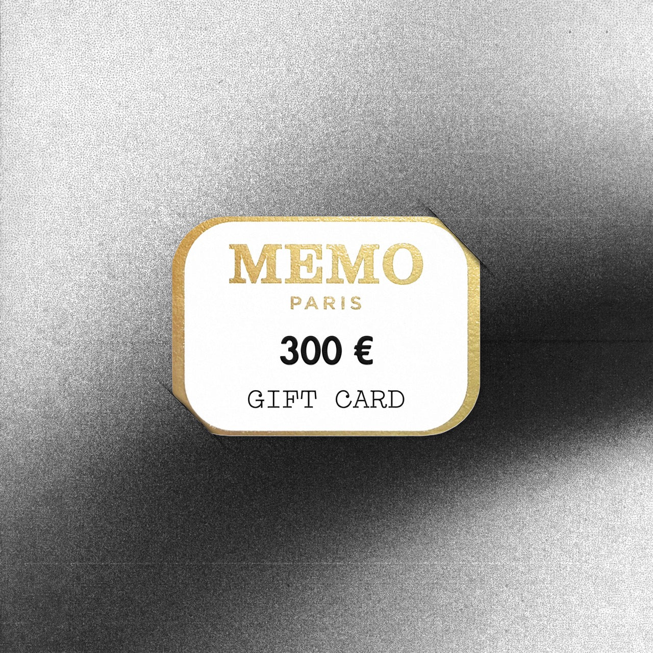 Carte cadeau Memo Paris blanche et or d'une valeur de 300 euros, célébrant des destinations de rêve
